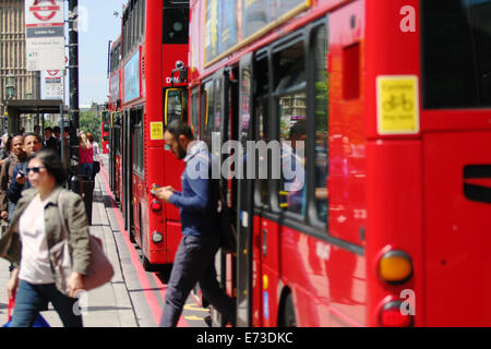 Un uomo che fa un passo fuori da un bus di Londra in una coda di autobus alla fermata dell autobus sul Westminster Bridge, Londra Foto Stock