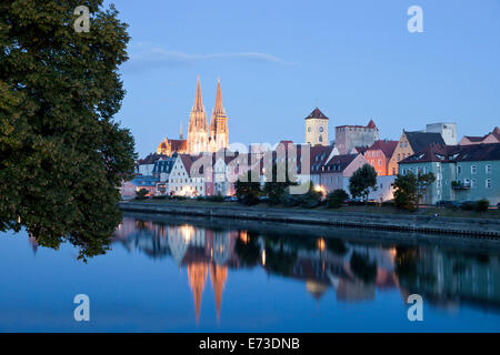 Paesaggio con fiume Danubio, centro medievale, della torre del Municipio e Cattedrale di Ratisbona in Regensburg, Baviera, Germania, Europa Foto Stock