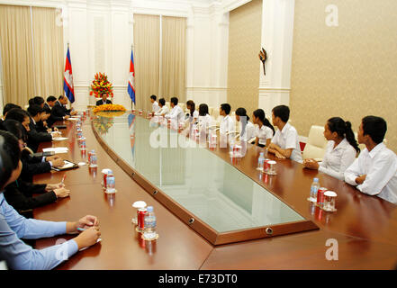 (140905) -- Phnom Penh, Sett. 5, 2014 (Xinhua) -- Primo ministro cambogiano Hun Sen (C) si riunisce per la prima volta con 11 studenti che hanno superato la loro alta scuola esami con Grado A in Phnom Penh Cambogia sul Sett. 5, 2014. (Xinhua/Sovannara) Foto Stock