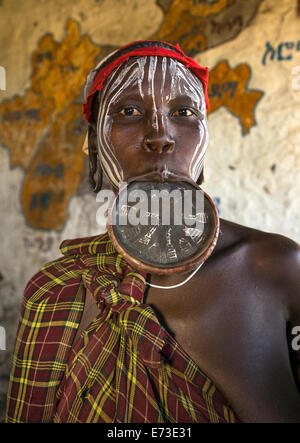 Tribù dei Mursi donna con un enorme piatto a labbro, grandine Wuha Village, Etiopia Foto Stock