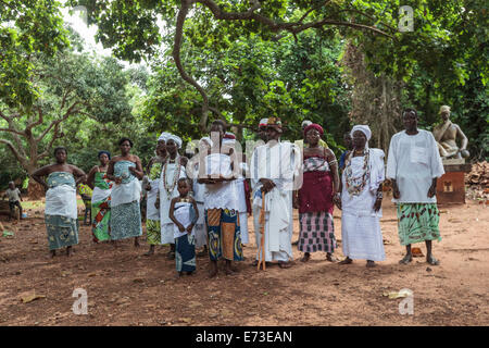 Africa, Benin, Ouidah. Sacerdoti e sacerdotesse riuniti in Kpasse bosco sacro per eseguire la tradizionale cerimonia voodoo. Foto Stock