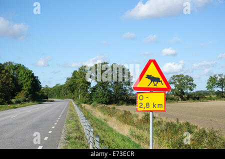 Avviso di alci cartello stradale in una zona rurale paesaggio svedese Foto Stock