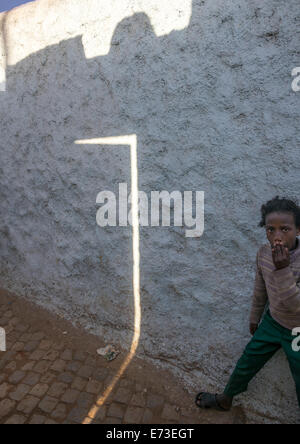 Bambino nelle viuzze della città vecchia, Harar, Etiopia Foto Stock