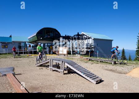 Una famiglia giostre le loro biciclette in coregoni, Montana. Foto Stock