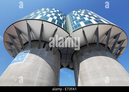 I due ex Aalborg Portland Cement silos a Nordhavn nel porto di Copenaghen ora convertiti in uffici moderni blocchi. Foto Stock