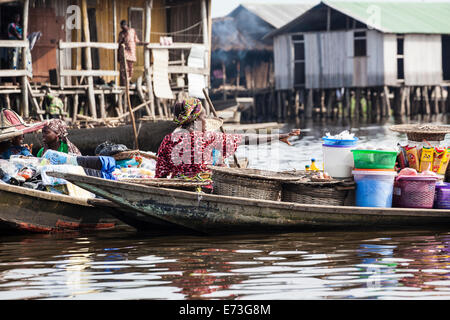 Africa, Benin, Ganvie. I locali si sono riuniti per il mercato galleggiante in stilted villaggio sul lago Nokoue. Foto Stock