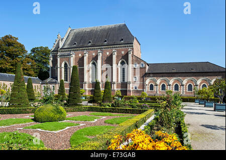 Chiesa e giardino alla francese a Landcommanderij Alden Biesen / Commanderie di Alden Biesen, castello del XVI secolo in corrispondenza di Rijkhoven, Belgio Foto Stock