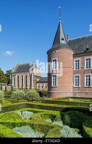 Chiesa e giardino alla francese a Landcommanderij Alden Biesen / Commanderie di Alden Biesen, castello del XVI secolo in corrispondenza di Rijkhoven, Belgio Foto Stock