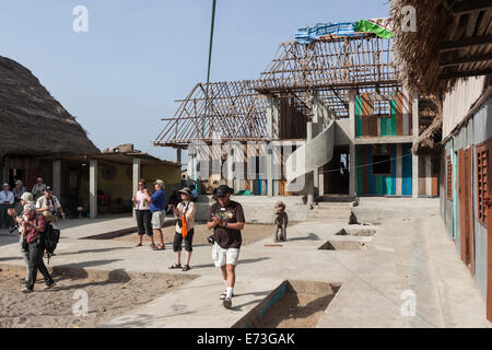 Africa, Benin, Ganvie. I turisti si sono riuniti nel cortile interno dell'hotel. Foto Stock