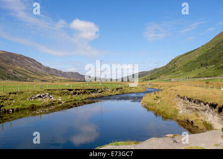 Guardando a nord lungo Afon Ogwen fiume di Nant Ffrancon valley nel Parco Nazionale di Snowdonia. Bethesda, Gwynedd, Wales, Regno Unito, Gran Bretagna Foto Stock