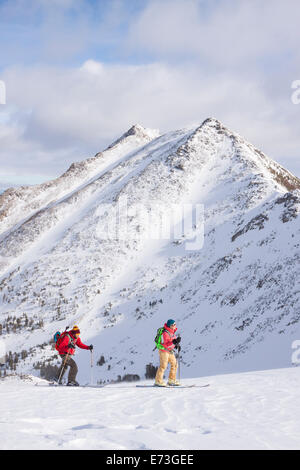 Due backcountry sciatori in pony, Montana. Foto Stock