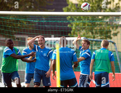 Kamen, Germania. 5 Sep, 2014. La Germania Antonio Ruediger, Marco Reus, Benedikt Hoewedes, Jerome Boateng, Thomas Mueller e Toni Kroos (L-R) partecipano a una sessione di allenamento della nazionale tedesca di calcio a Kamen, Germania, 5 settembre 2014. Il team tedesco si riunirà in Scozia nel campionato europeo di qualificazione domenica 7 settembre 2014. Foto: BERND THISSEN/dpa/Alamy Live News Foto Stock