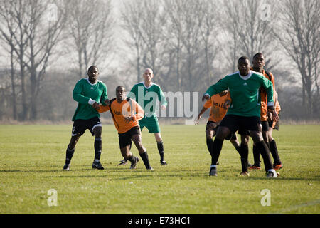 Hackney Marshes domenica league player attendere corner Foto Stock