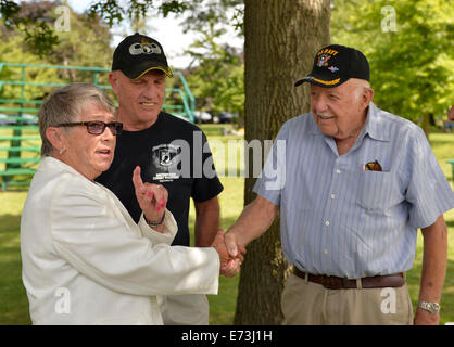 Prato est, New York, Stati Uniti d'America. Il 3 settembre, 2014. Rappresentante CAROLYN MCCARTHY (NY-04) parla con PAT YNGSTROM (in camicia nera) di Merrick, U.S. Paracadutista esercito, veterano di guerra di Vietnam e Paolo ZYDOR, (in maglietta blu) di Merrick, U.S. Navy, guerra coreana veterano, prima di premere il tasto conferenza quando congressuale del candidato K. il riso rilascia un white paper sulla politica dei veterani e annuncia la formazione della sua campagna di veterani del Comitato consultivo, a Veterans Memorial a Eisenhower Park, dopo il riso e il congressista in uscita girato Northport VA Medical Center. Credito: Ann e Parry/Alamy Live News Foto Stock