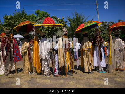 Ortodossa Etiope processione sacerdote celebra il colorato Timkat Epifania Festival, Lalibela, Etiopia Foto Stock