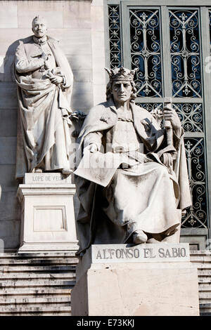 Spagna, Madrid, statue di Lope de Vega & Alfonso el Sabio sui passi al di fuori della Biblioteca Nazionale. Foto Stock
