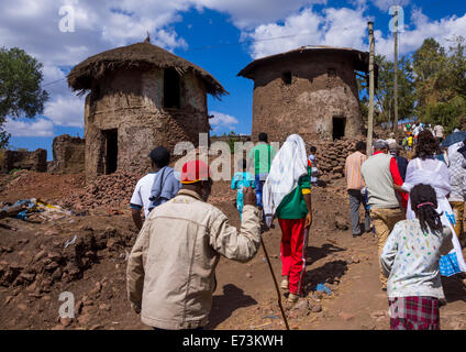 La folla di pellegrini durante il Timkat Epifania Festival, Lalibela, Etiopia Foto Stock