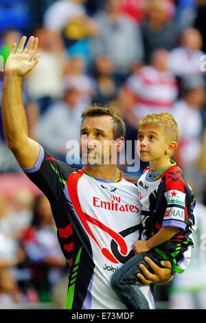 Wigan, Regno Unito. 05 Sep, 2014. Super League Rugby. Il Wigan Warriors versus Leeds rinoceronti. Paul Johnson e figlio Jack Johnson ringraziare la folla dopo le leggende warm up game. Jack di giunzione è stato istituito da Paul Johnson dopo che il figlio è stato trovato in possesso di distrofia muscolare di Duchenne. http://www.joiningjack.org/ Credito: Azione Sport Plus/Alamy Live News Foto Stock