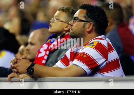 Wigan, Regno Unito. 05 Sep, 2014. Super League Rugby. Il Wigan Warriors versus Leeds rinoceronti. Wigan tifosi guardare attentamente come sono andate in una prima metà di credito di piombo: Azione Plus sport/Alamy Live News Foto Stock