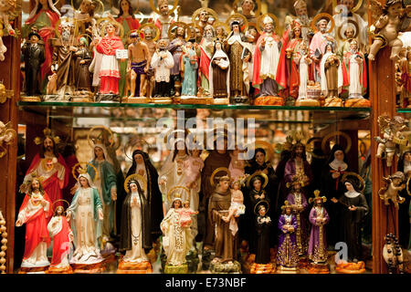 Spagna, Madrid, religiosi statue e icone sul display nella finestra del negozio. Foto Stock