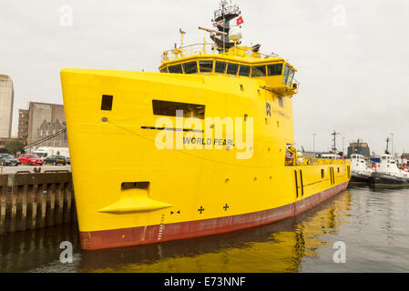 Il porto di Aberdeen Scotland mondo perla un giallo il petrolio del Mare del Nord nave di servizio Foto Stock