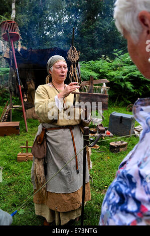 Donna in costume antico nella Foresta di Sherwood, Foto Stock