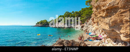 I turisti su una spiaggia nel villaggio di Jagodna, isola di Hvar, Croazia Foto Stock