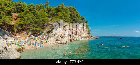 I turisti su una spiaggia nel villaggio di Jagodna, isola di Hvar, Croazia Foto Stock