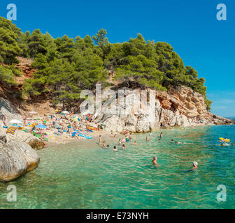 I turisti su una spiaggia nel villaggio di Jagodna, isola di Hvar, Croazia Foto Stock