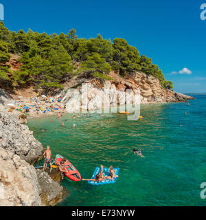 I turisti su una spiaggia nel villaggio di Jagodna, isola di Hvar, Croazia Foto Stock