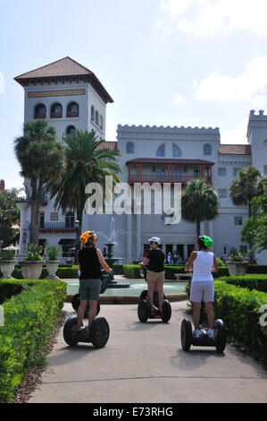 I turisti con scooter in centro a St. Augustine, Florida, Stati Uniti d'America Foto Stock