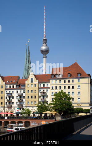 Germania, Berlino Mitte, edifici vicino al fiume Sprea nel St Nicholas trimestre il Nikolaiviertel con la Fernsehturm Torre della TV Foto Stock