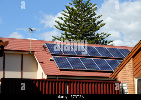 Australian solare fotovoltaico pannelli di potenza su un tetto suburbana. Foto Stock
