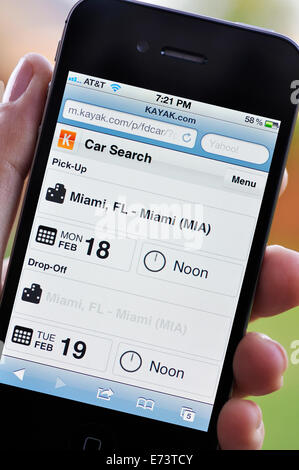 Lo schermo di iPhone che mostra i kayak travel website Foto Stock
