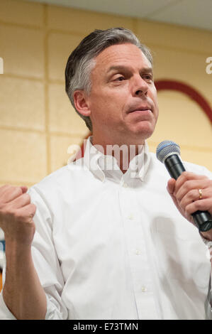 Speranzoso presidenziale Jon Huntsman parla di potenziali sostenitori in una città in stile sala riunione a Dover, NH su 01/02/2012 Foto Stock