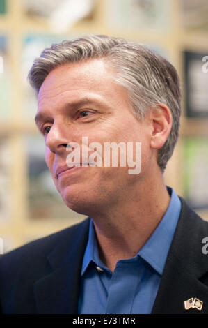 Speranzoso presidenziale Jon Huntsman parla di potenziali sostenitori in una città in stile sala riunione di Deerfield, NH su 01/01/2012 Foto Stock