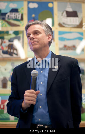 Speranzoso presidenziale Jon Huntsman parla di potenziali sostenitori in una città in stile sala riunione di Deerfield, NH su 01/01/2012 Foto Stock