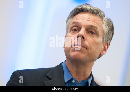 Speranzoso presidenziale Jon Huntsman parla di potenziali sostenitori in una città in stile sala riunione di Deerfield, NH su 01/01/2012 Foto Stock