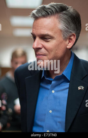 Speranzoso presidenziale Jon Huntsman parla di potenziali sostenitori in una città in stile sala riunione in Franklin, NH su 01/01/2012 Foto Stock