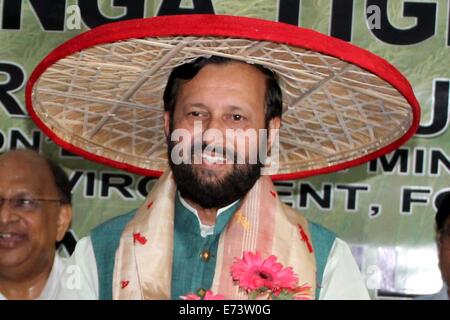 Prakash Javadekar, India del nuovo Ministro di Stato per l'ambiente e la foresta, e informazioni e di radiodiffusione (IB), felicitated con tradizionale Assamese Japi, Gamoch durante un Apri interazione all'aumento di episodi di bracconaggio one-cornuto rinoceronti in Kaziranaga alcuni dei 250 km ad est di Guwahati. Egli dà la garanzia di accelerare la CBI sonda nella caccia di frodo di Assam one-cornuto rinoceronti dicendo "Io vado per scoprire qual è lo stato della CBI sonda nel rhino bracconaggio". © Pacific Press/Alamy Live News Foto Stock