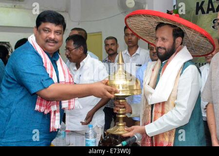 Prakash Javadekar, India del nuovo Ministro di Stato per l'ambiente e la foresta, e informazioni e di radiodiffusione (IB), felicitated con tradizionale Assamese Japi, Gamoch durante un Apri interazione all'aumento di episodi di bracconaggio one-cornuto rinoceronti in Kaziranaga alcuni dei 250 km ad est di Guwahati. Egli dà la garanzia di accelerare la CBI sonda nella caccia di frodo di Assam one-cornuto rinoceronti dicendo "Io vado per scoprire qual è lo stato della CBI sonda nel rhino bracconaggio". © Pacific Press/Alamy Live News Foto Stock