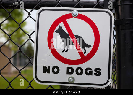 Un 'no cani' segno inviato in un recinto in un parco. Whitby, Ontario, Canada. Foto Stock