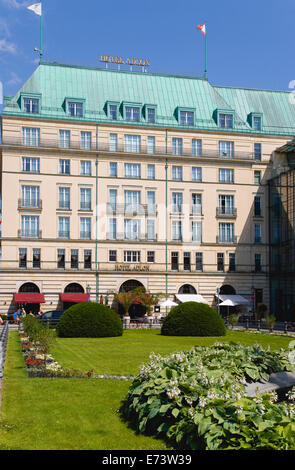 Germania, Berlino Mitte, il ricostruito cinque stelle Hotel Adlon Kempinski all'angolo del viale Unter den Linden e Pariser Platz. Foto Stock