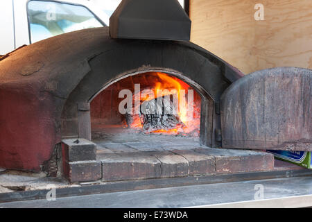 Pizza al forno a legna forno a ristorante italiano Foto Stock