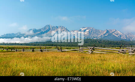 Idaho montagne a dente di sega e la classica recinzione di registro Foto Stock