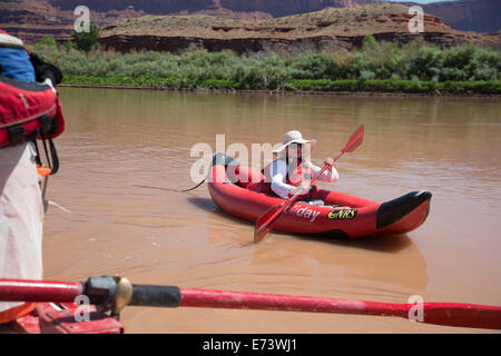 Il Parco Nazionale di Canyonlands, Utah - Linda Elliott pagaie un kayak gonfiabili durante un viaggio in zattera sul fiume Colorado Foto Stock