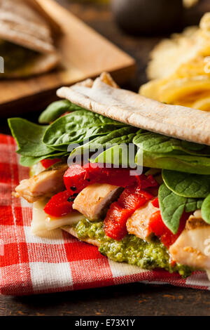 Un sano pollo grigliato Pesto Flatbread Sandwich con peperoni e spinaci Foto Stock