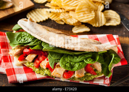 Un sano pollo grigliato Pesto Flatbread Sandwich con peperoni e spinaci Foto Stock