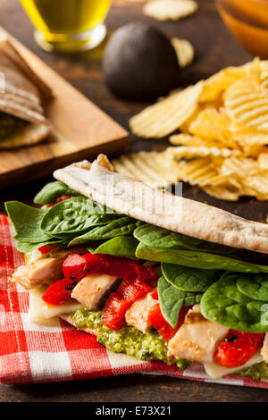 Un sano pollo grigliato Pesto Flatbread Sandwich con peperoni e spinaci Foto Stock