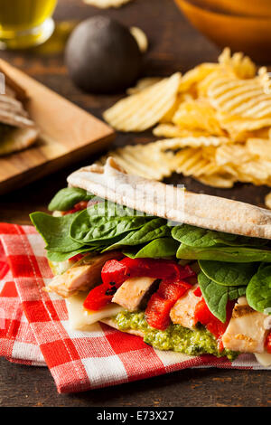 Un sano pollo grigliato Pesto Flatbread Sandwich con peperoni e spinaci Foto Stock